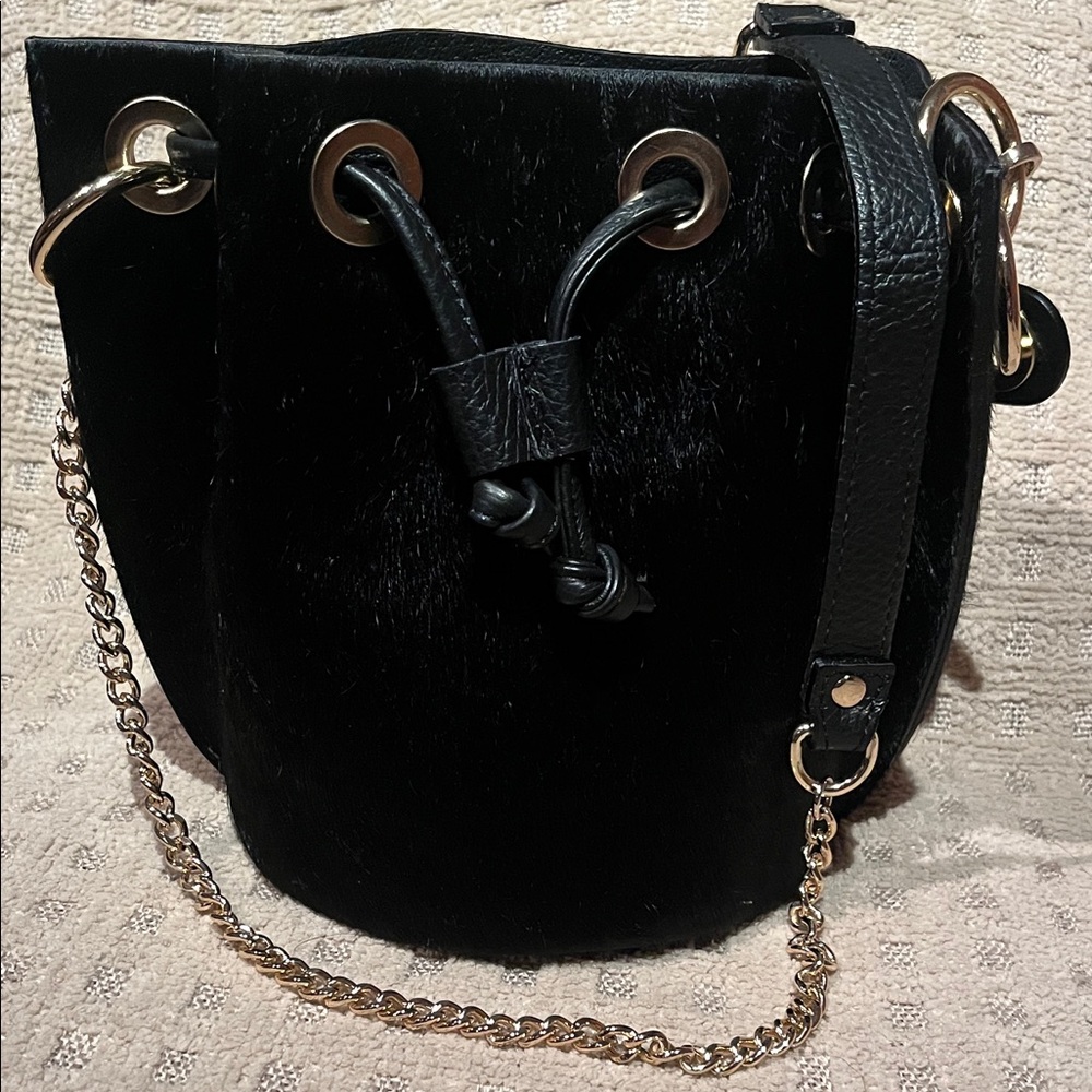 Sophisticated Black Crossbody Bucket Bag